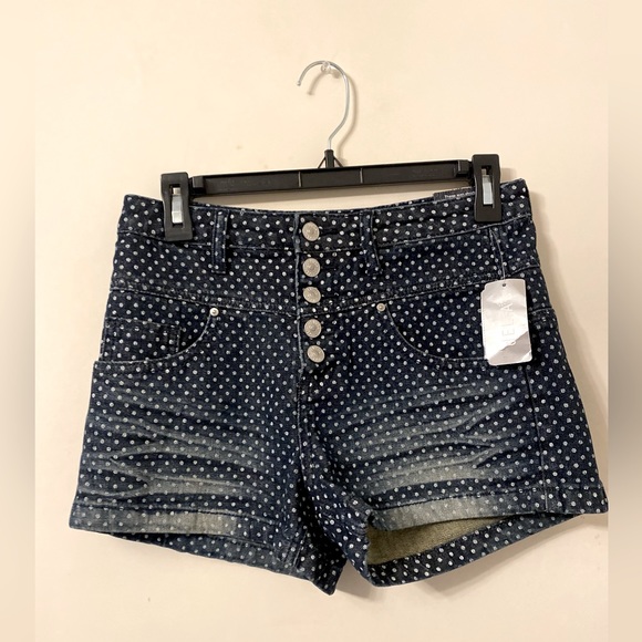 WOMEN’S SHORTS BUNDLE - Picture 2 of 12
